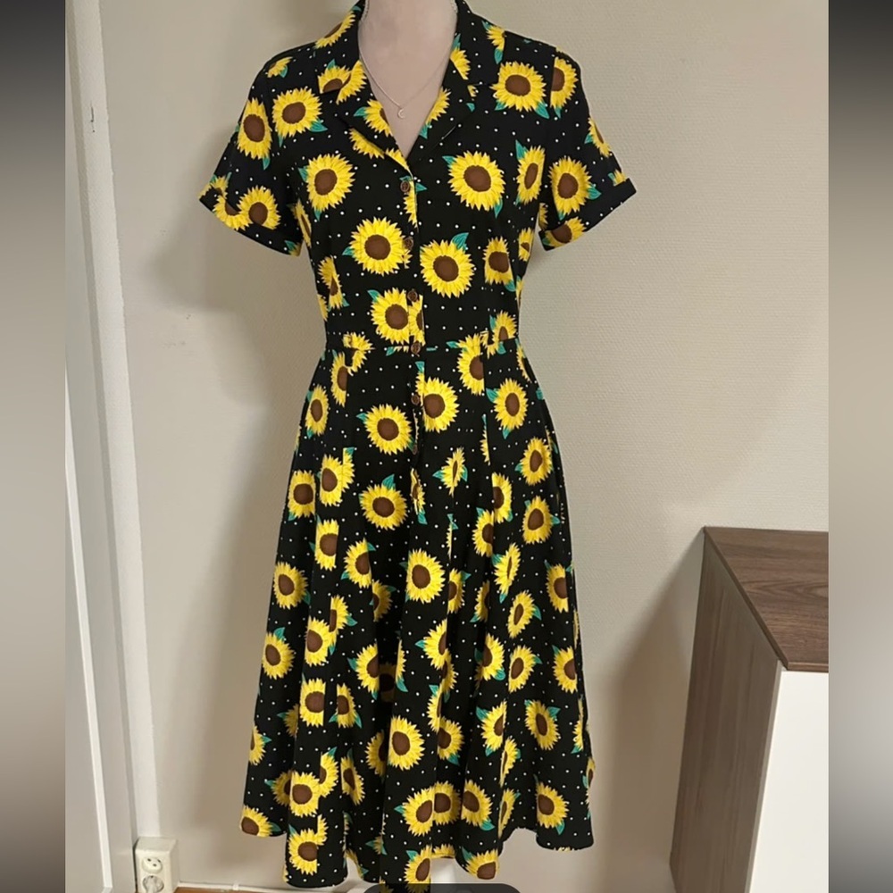 Collectif London 
Fit & Flare 
 Dress Sz US 6 
Floral Sunflower Belted Button - Picture 4 of 9